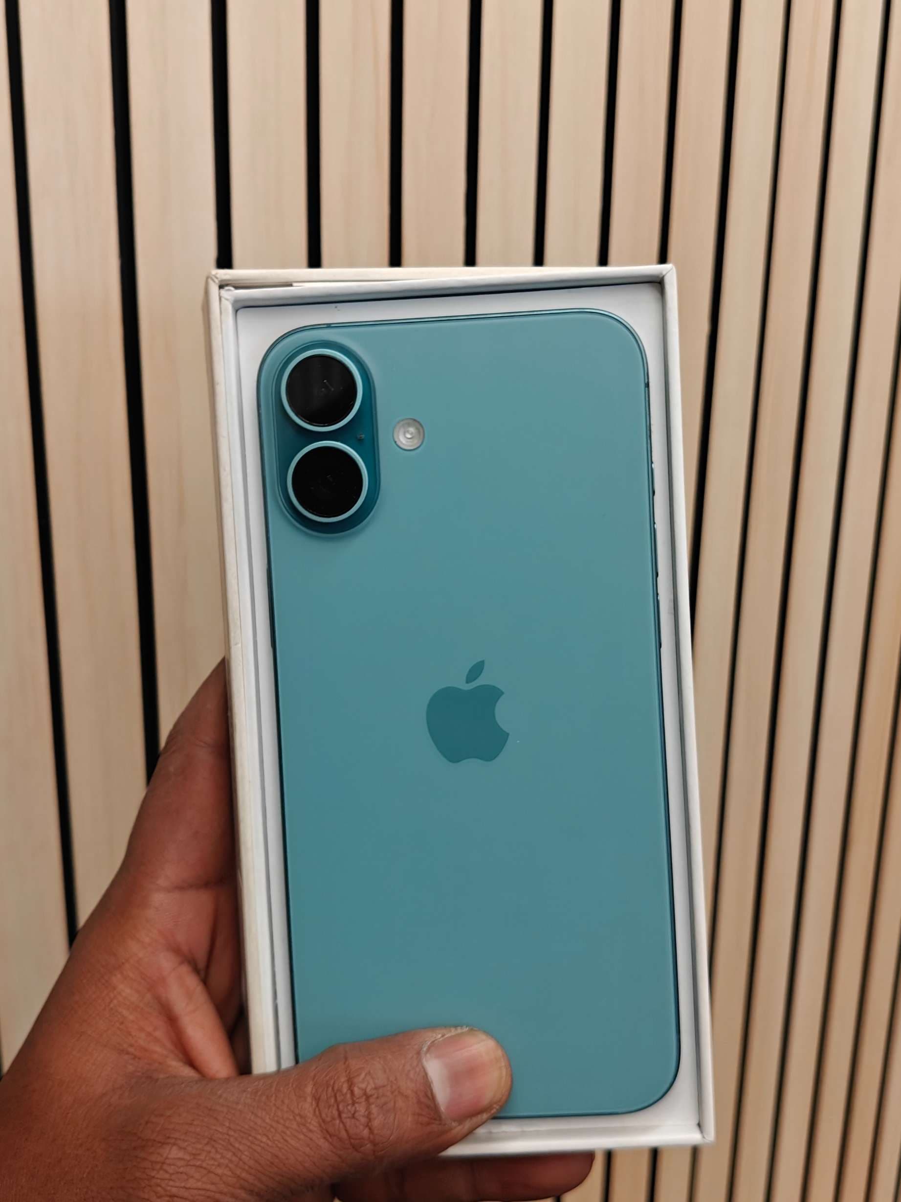 Apple iPhone 16 Plus photo 1