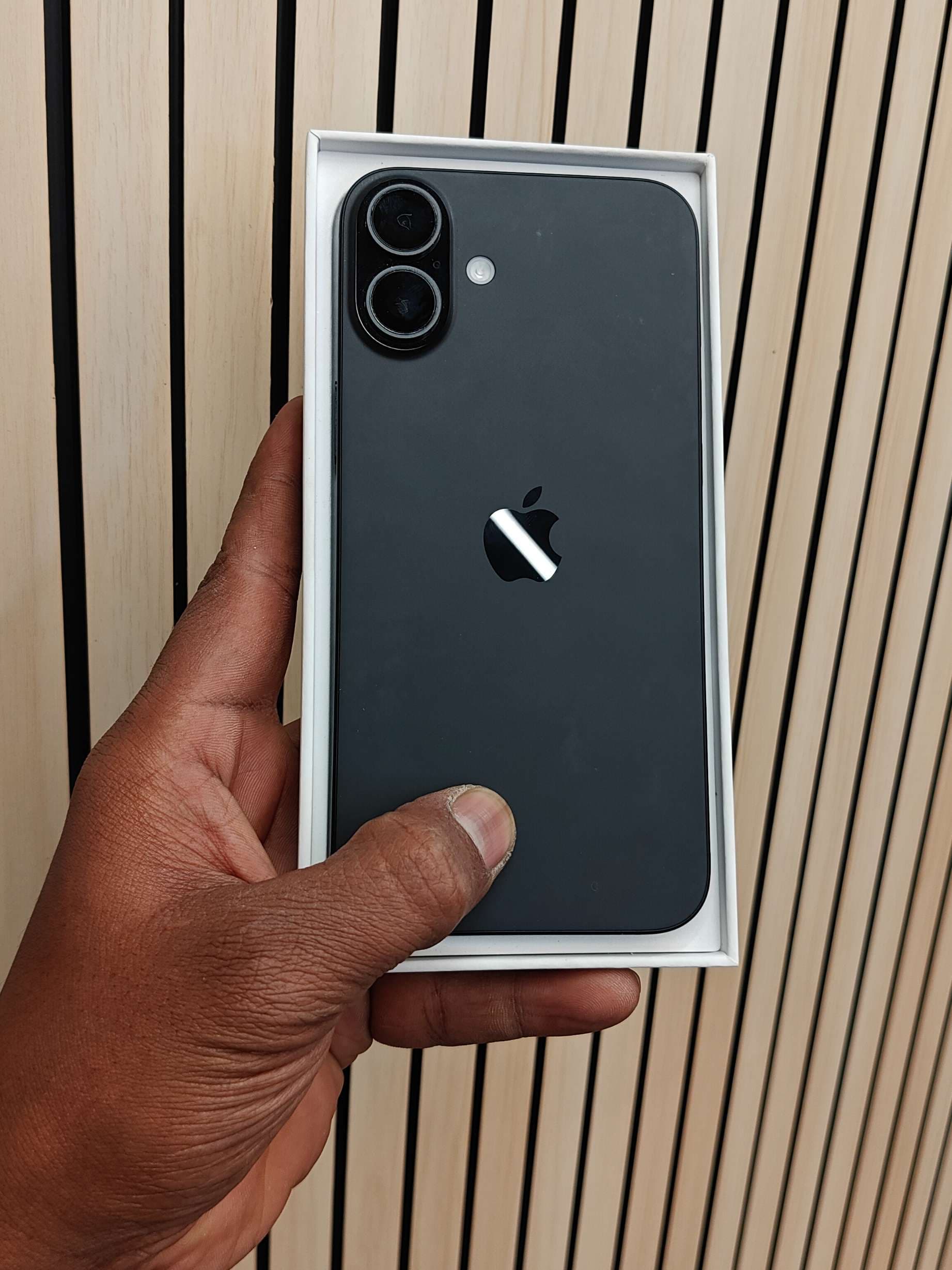 Apple iPhone 16 Plus photo 1