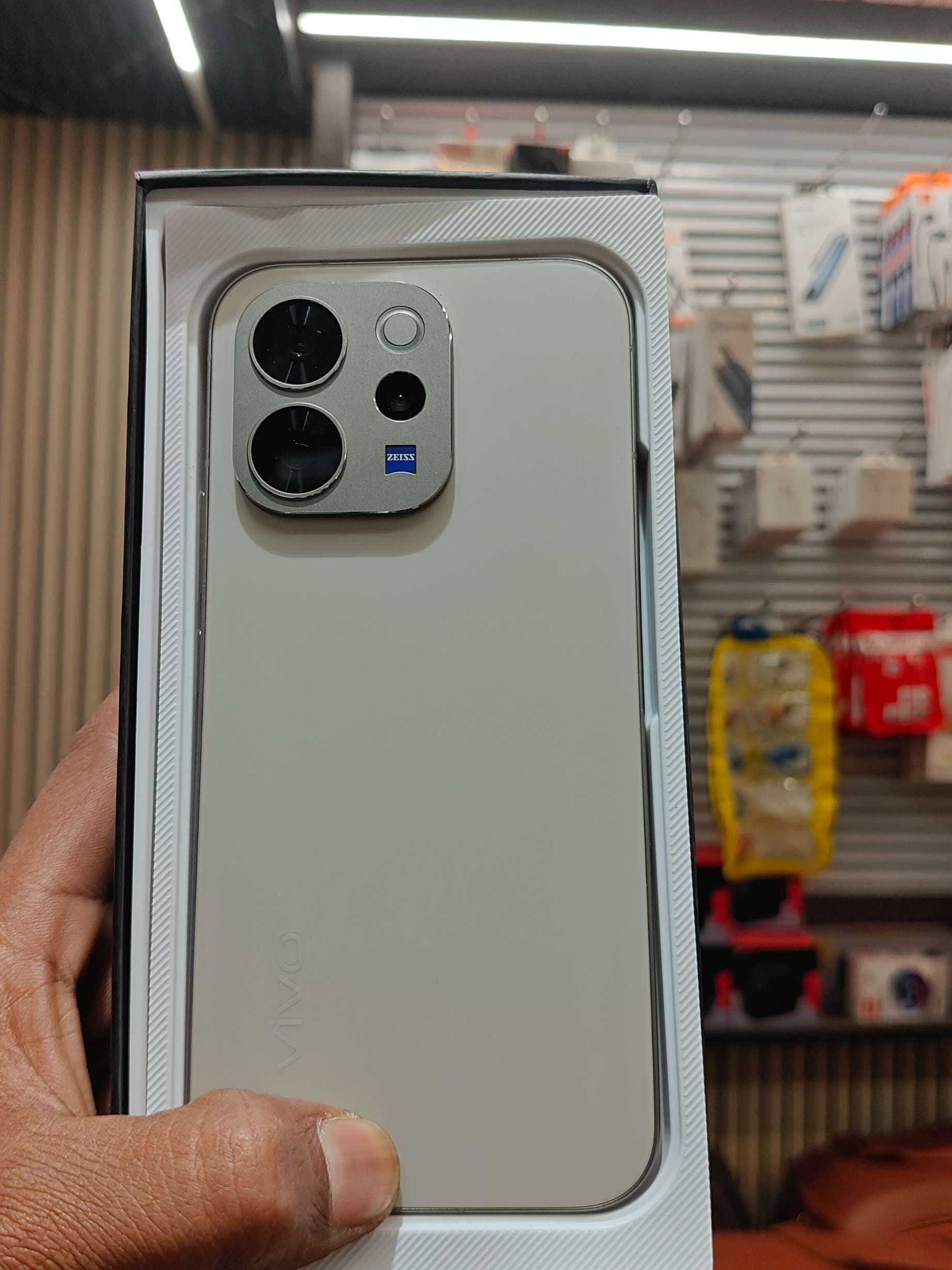 Vivo V70 photo 1