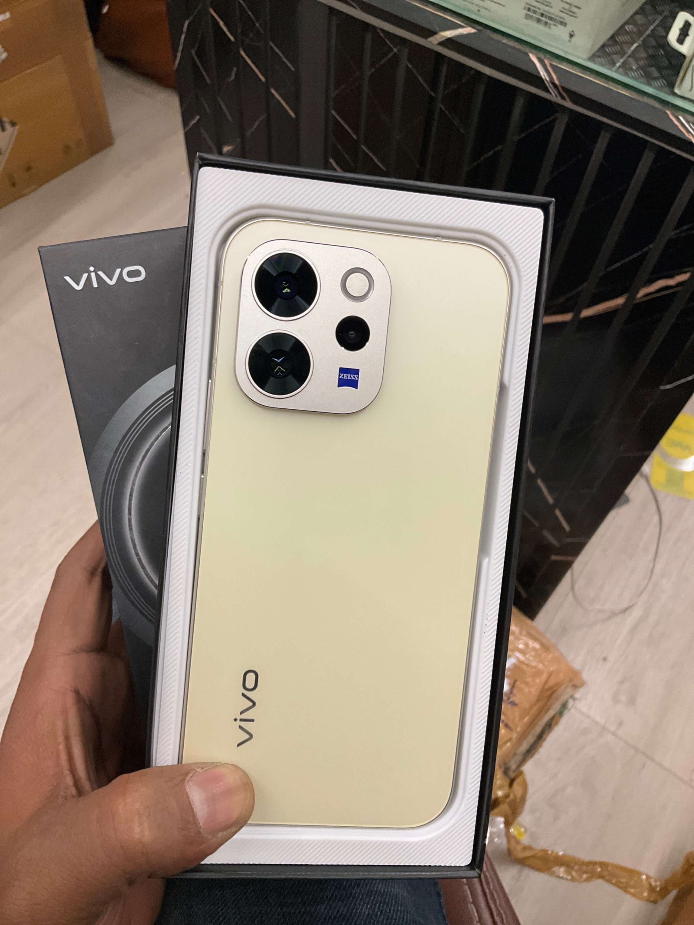 Vivo V70 photo 1