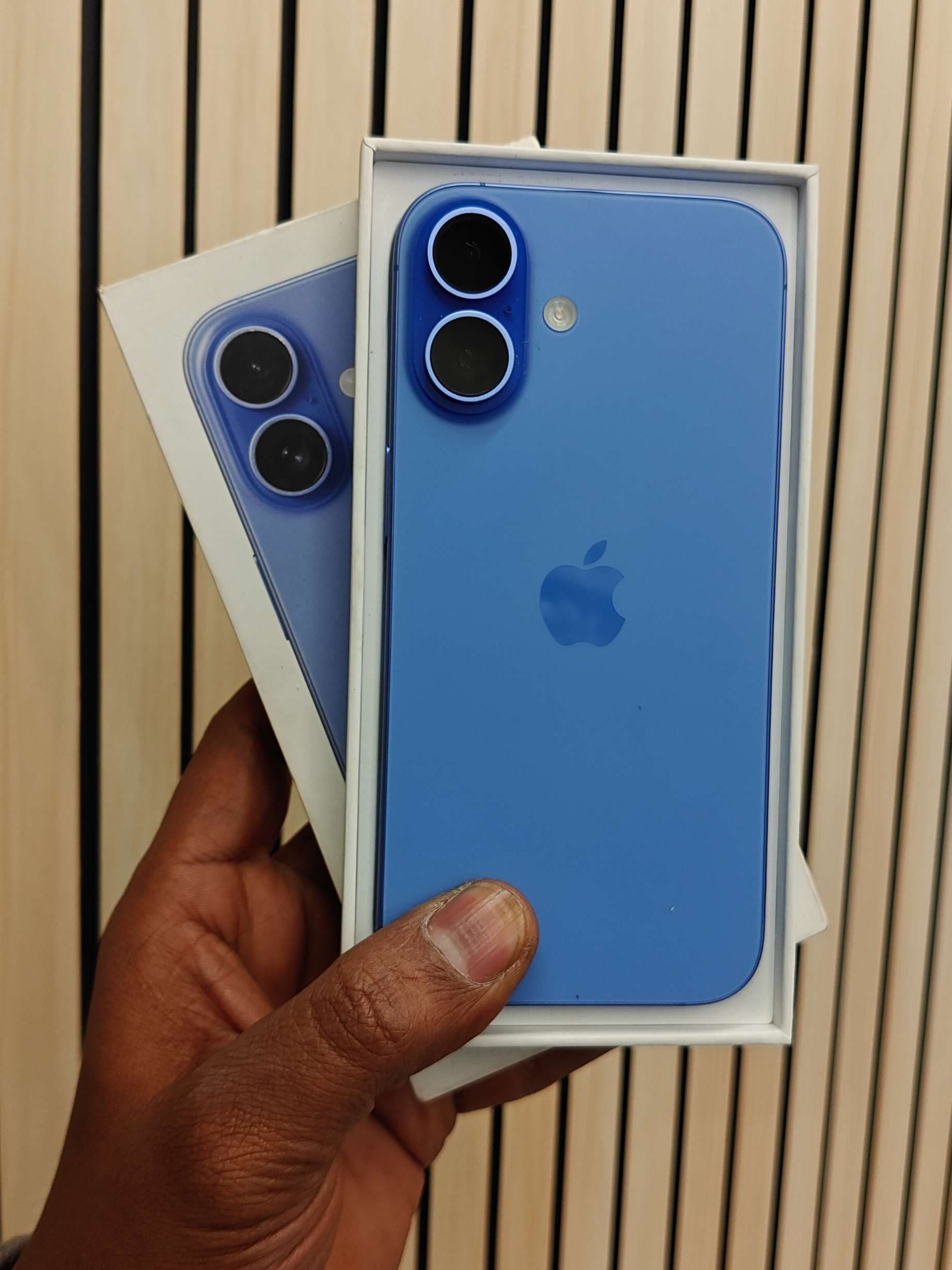 Apple iPhone 16 photo 1