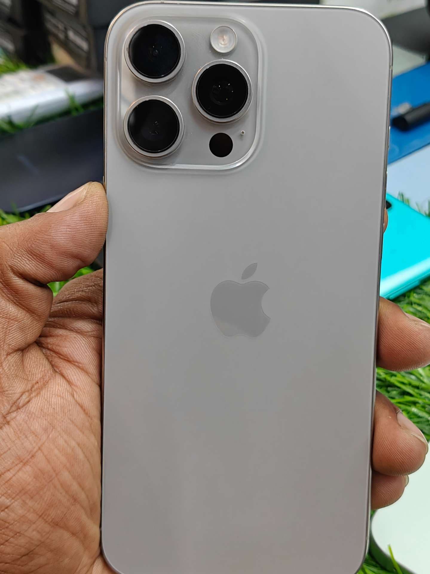 Apple iPhone 16 Pro Max photo 1