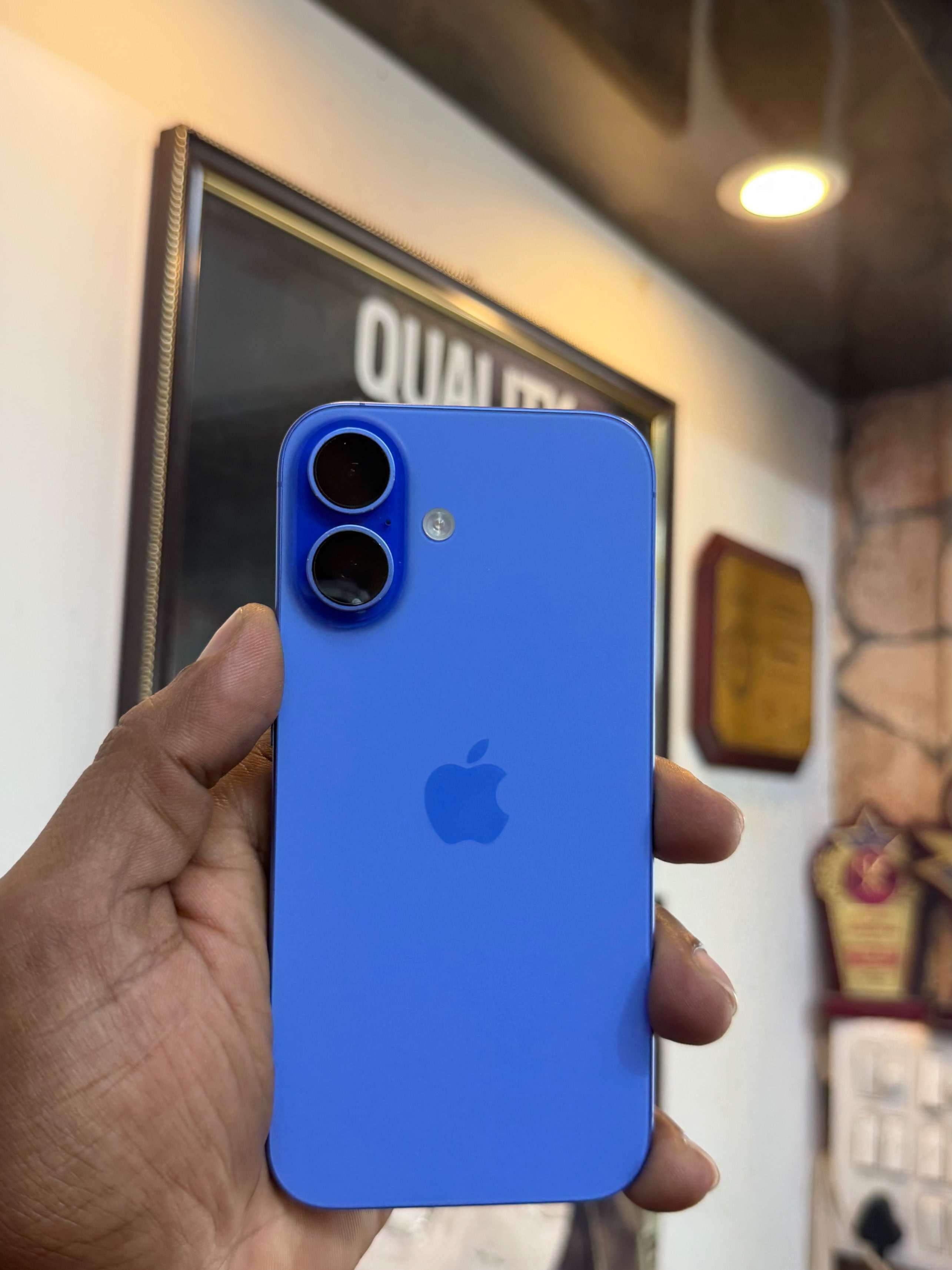 Apple iPhone 16 photo 1