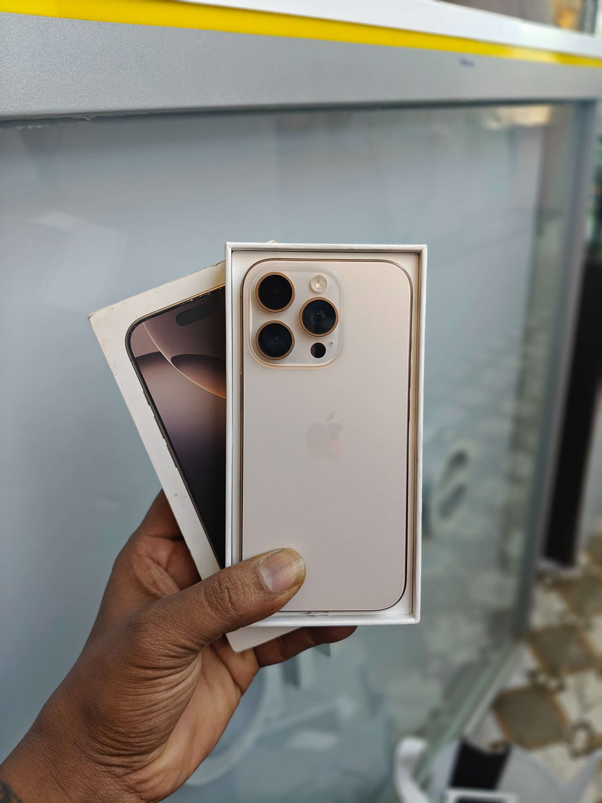 Apple iPhone 16 Pro photo 1