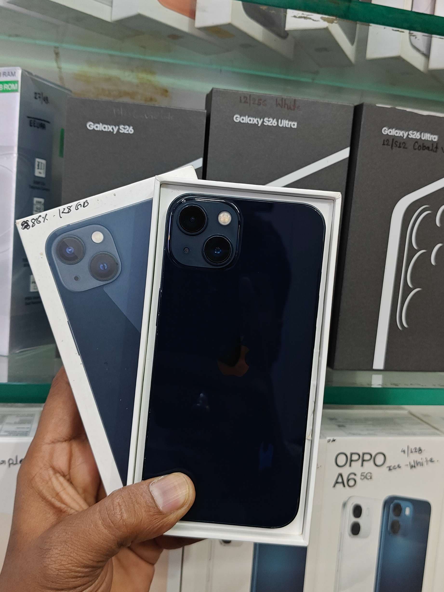 Apple iPhone 13 photo 1