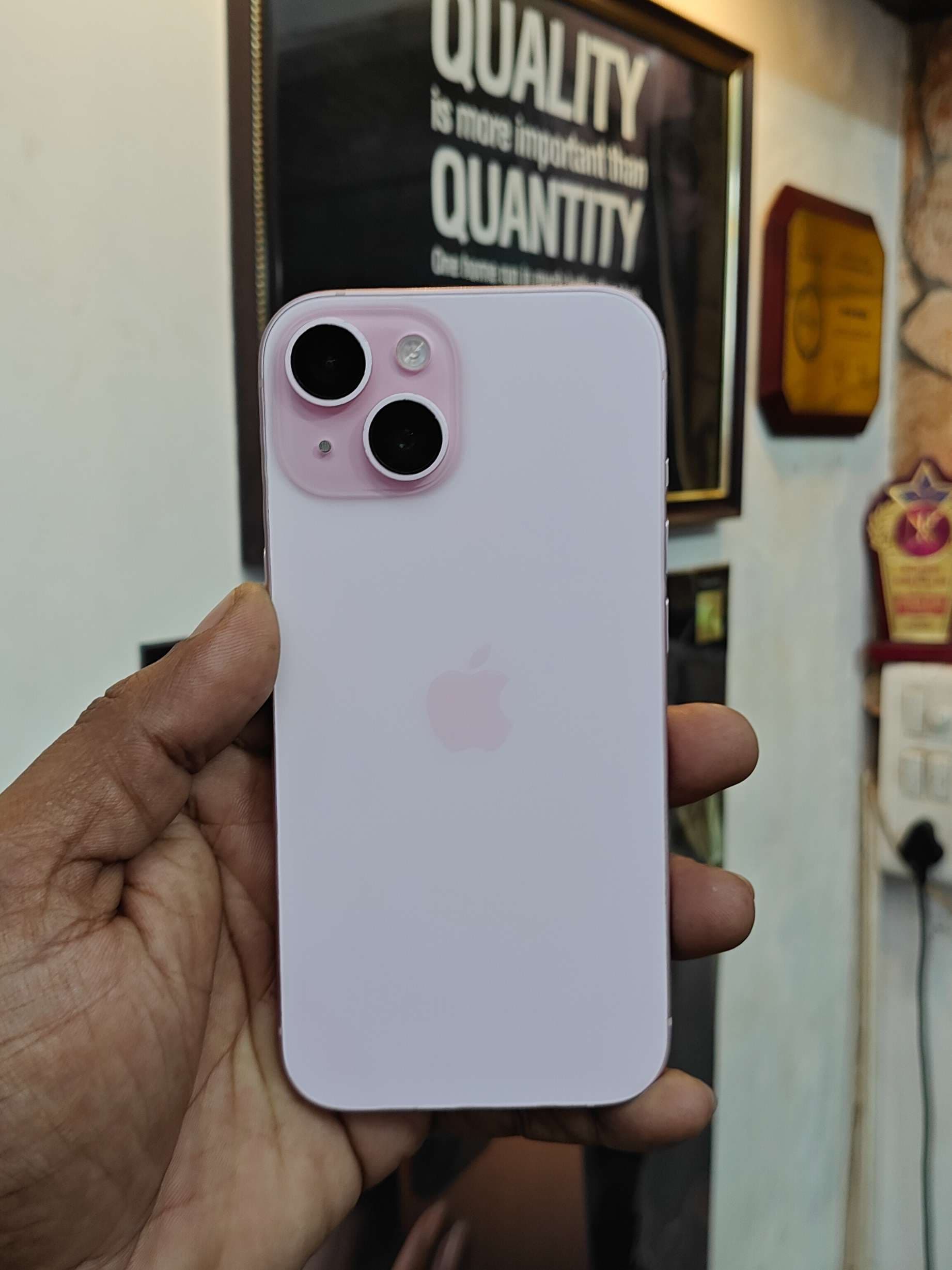 Apple iPhone 15 photo 1