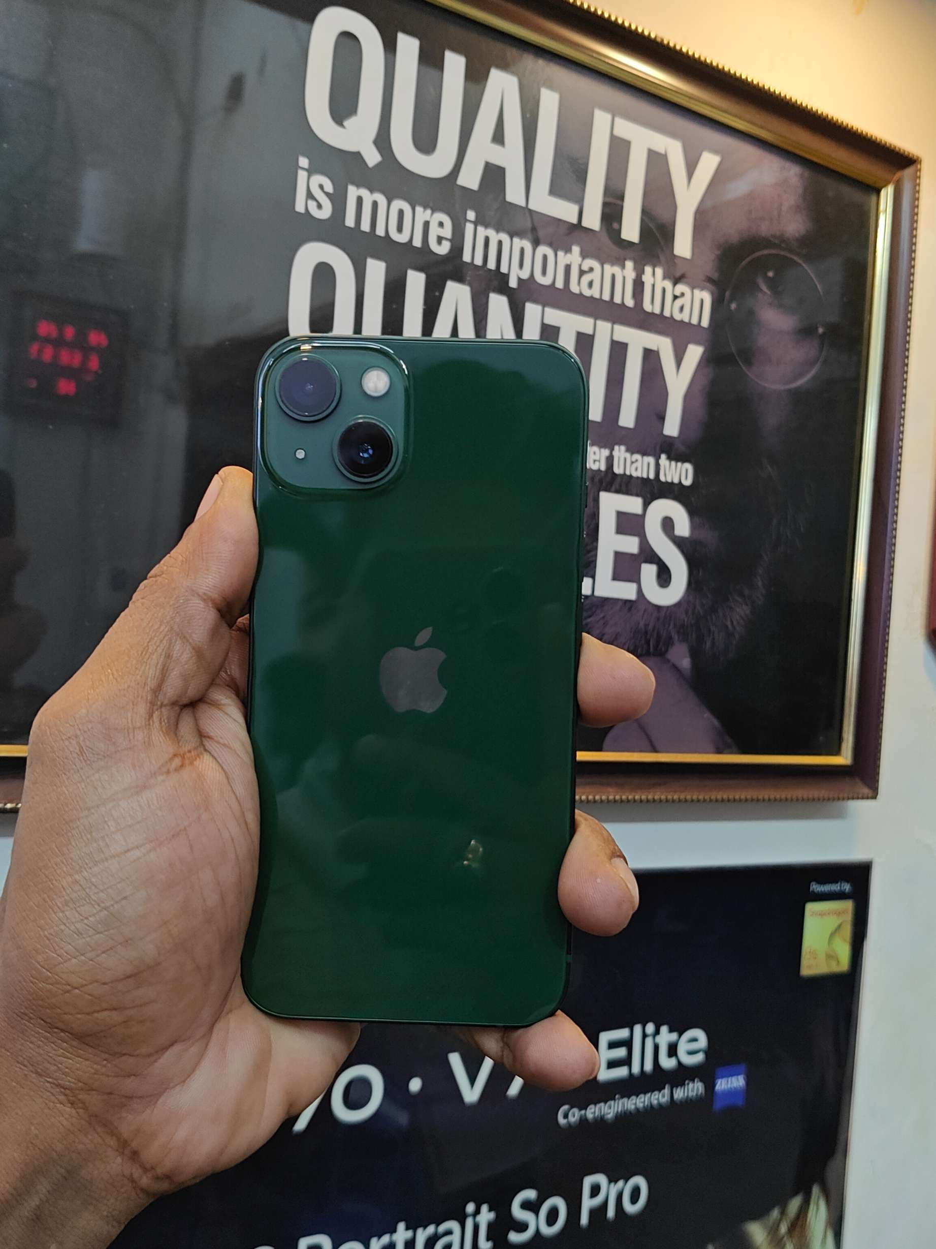 Apple iPhone 13 photo 1